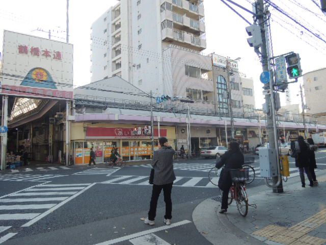 近くの鶴橋商店街まで150m（徒歩2分）