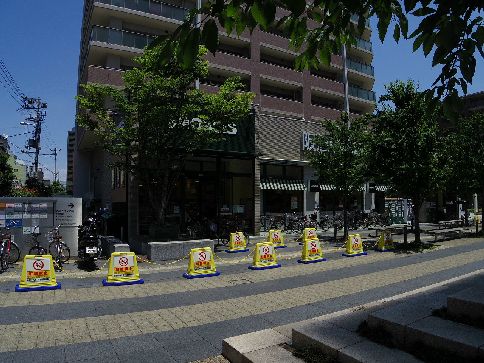 近くの阪急オアシスまで476m（徒歩6分）