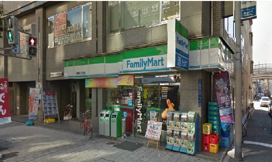 近くのファミリーマート 瓦屋町二丁目店まで274m（徒歩4分）