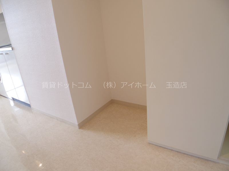 近くのイズミヤ 法円坂店まで643m(徒歩9分)