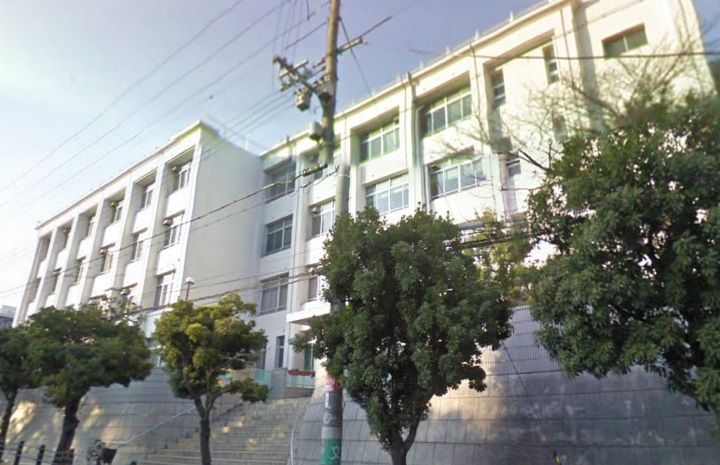 近くの真田山小学校まで200m（徒歩3分）