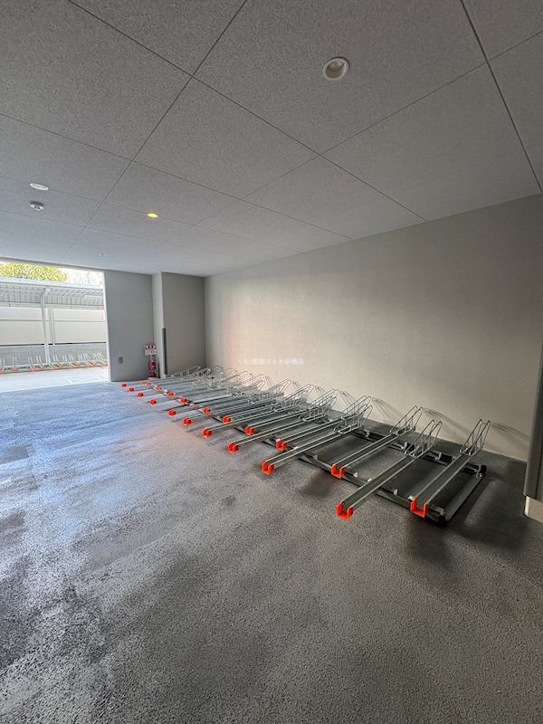 近くのドラッグアカカベ天神橋三丁目店まで370m（徒歩5分）