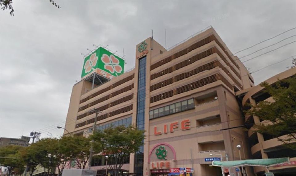 近くのスーパーライフまで800m（徒歩10分）