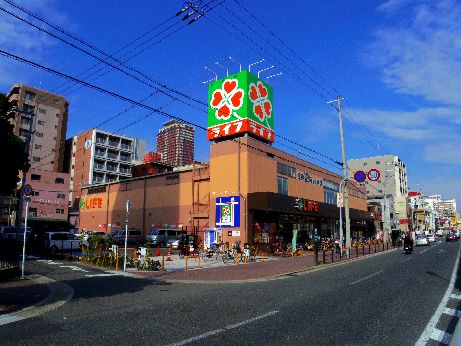 近くのライフまで695m（徒歩9分）