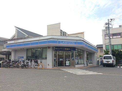 近くの徒歩2分のところに、コンビニがあって便利です。まで160m(徒歩2分)