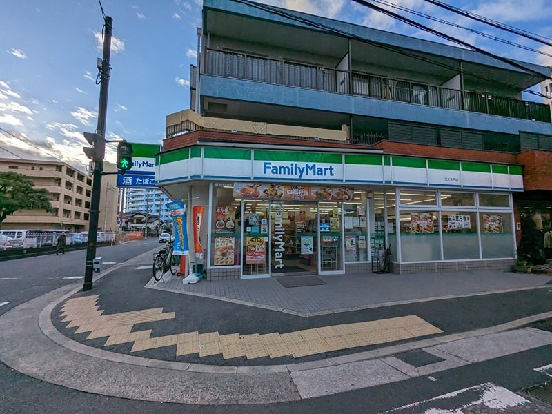 近くのファミリーマート 茨木天王店まで357m（徒歩5分）