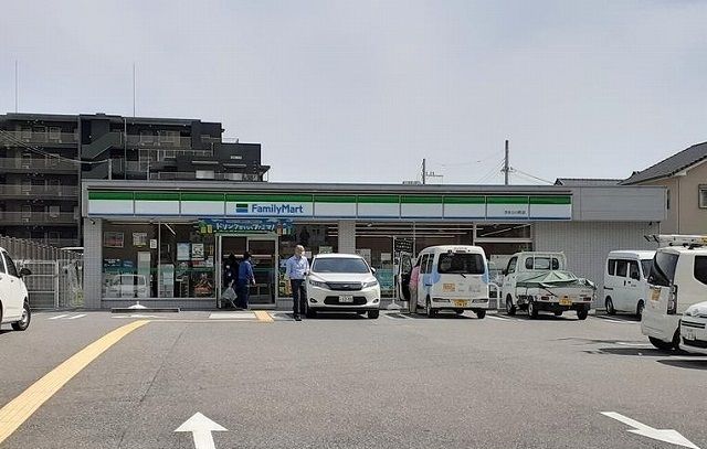 近くのファミリーマート様まで190m（徒歩3分）