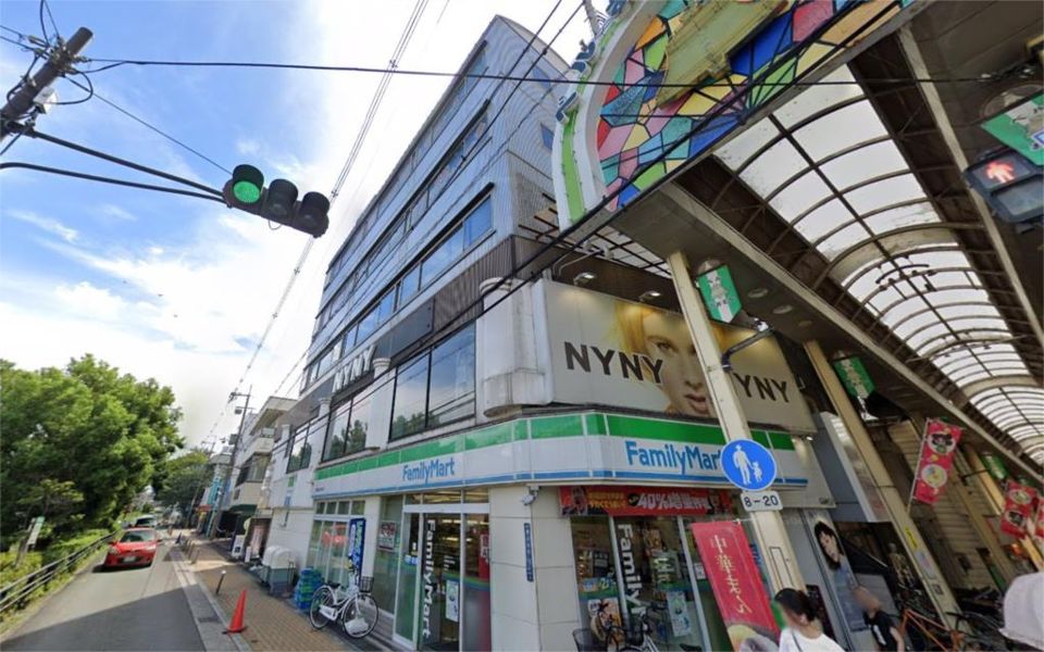 近くのファミリーマート 京阪寝屋川市駅前店まで150m（徒歩2分）