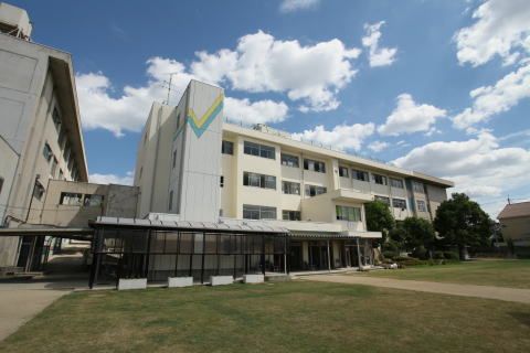 近くの寝屋川市立東小学校まで491m（徒歩7分）