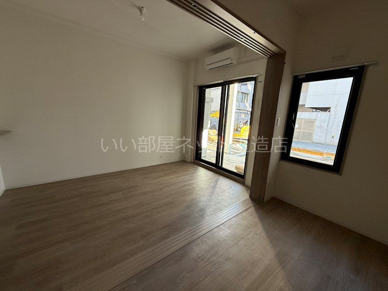 近くの三井住友銀行まで142m(徒歩2分)