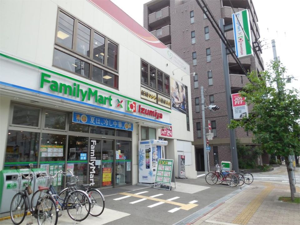 近くのファミリーマート×イズミヤ 東三国四丁目店まで213m（徒歩3分）