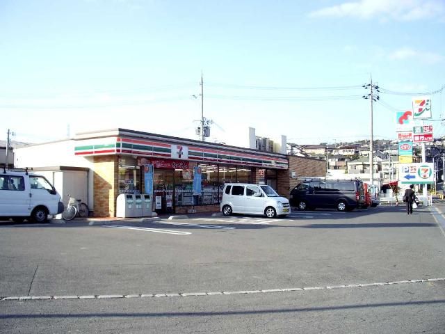 近くのセブンイレブンまで240m（徒歩3分）