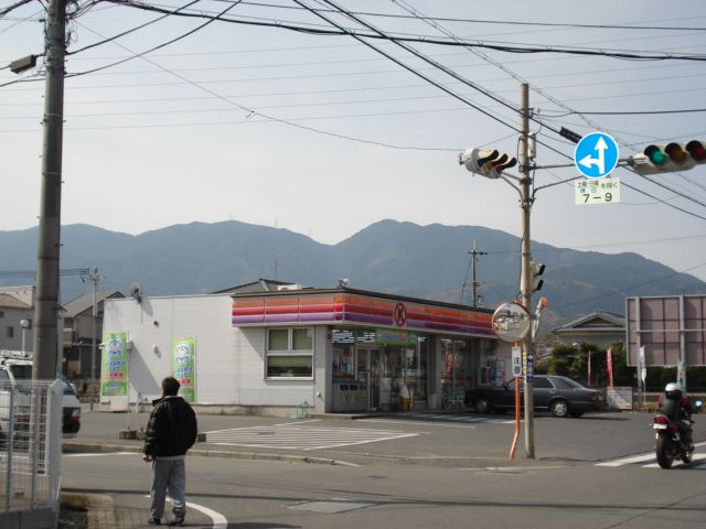 近くのコンビニまで240m（徒歩3分）