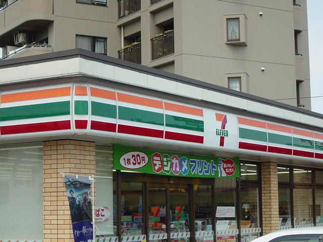 近くのコンビニまで560m（徒歩7分）
