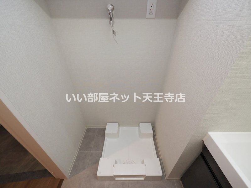 近くのローソンストア100 LS大国町駅前店まで191m（徒歩3分）