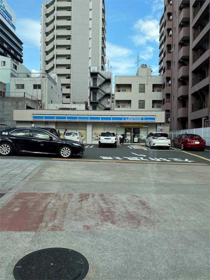 近くのローソン 桜川駅前店まで151m（徒歩2分）