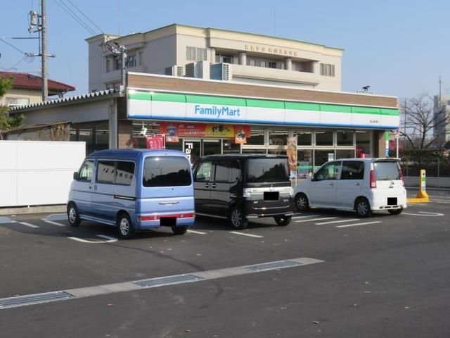 近くのファミリーマート 築港店まで141m（徒歩2分）