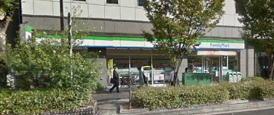 近くのファミリーマートまで187m（徒歩3分）