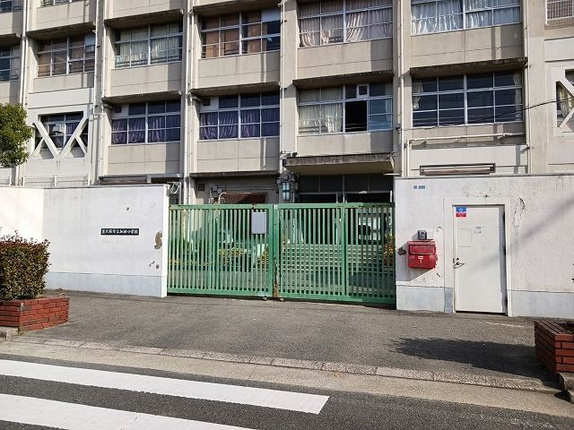近くの加納小学校まで60m(徒歩1分)