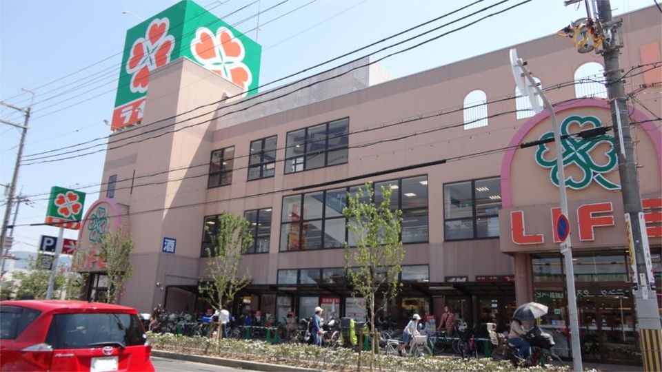 近くのライフ 八尾店まで450m(徒歩6分)