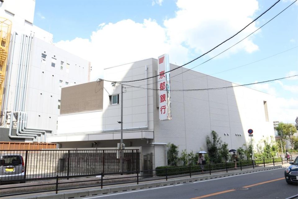近くの京都銀行八尾支店まで1,317m（徒歩17分）