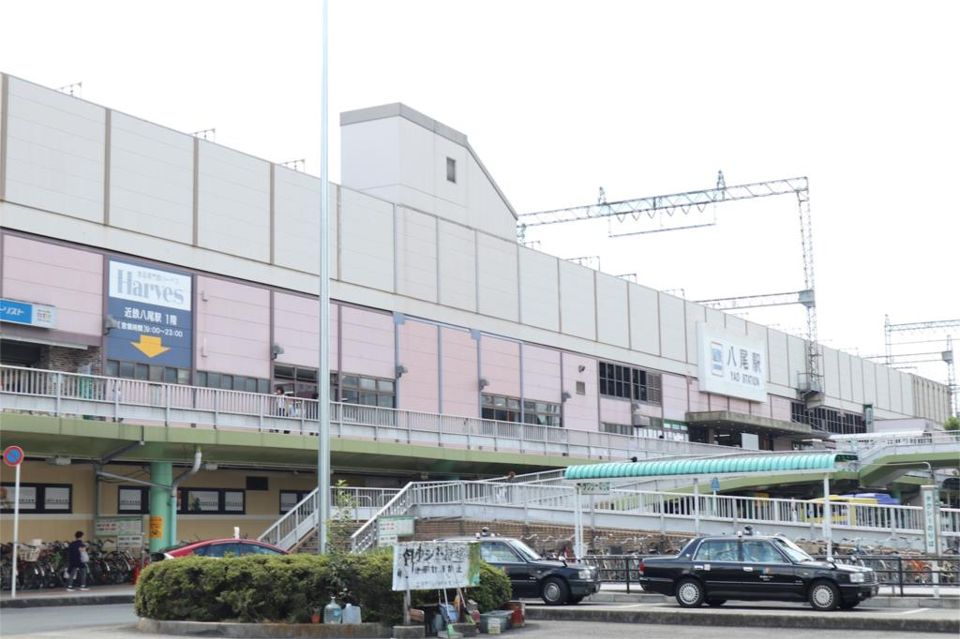 近くの近鉄八尾駅まで300m（徒歩4分）