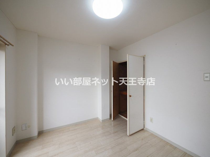 近くのファミリーマート 針中野二丁目店まで401m(徒歩6分)