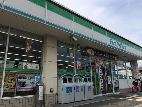 近くの徒歩4分のところに、コンビニがあります。まで290m（徒歩4分）