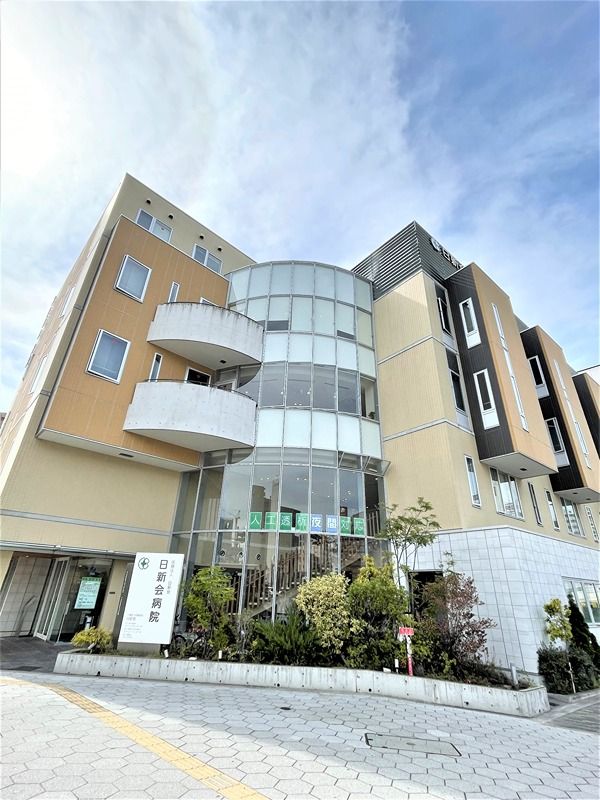近くの日新会病院まで490m（徒歩7分）