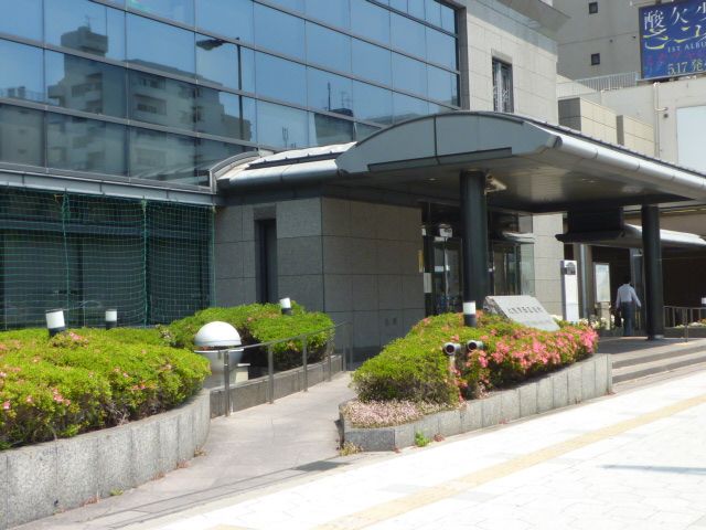 近くの西区区役所まで810m（徒歩11分）