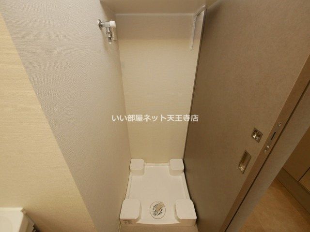 近くのファミリーマート×イズミヤ寺田町東店まで597m（徒歩8分）
