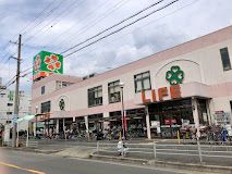 近くのライフ八尾竹渕店まで496m(徒歩7分)