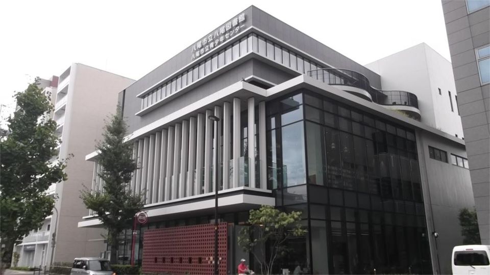 近くの八尾市立八尾図書館まで312m（徒歩4分）
