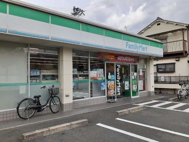 近くのファミリーマート様まで270m（徒歩4分）