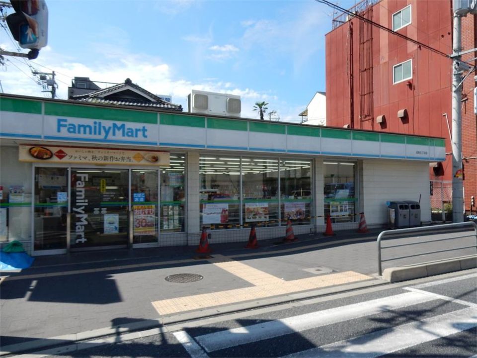 近くのファミリーマート 成育五丁目店まで167m（徒歩3分）