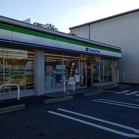 近くのファミリーマート 東大阪西堤学園町店まで575m(徒歩8分)