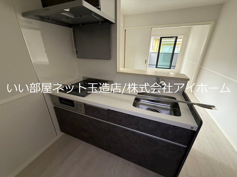 近くのファミリーマート 新深江駅前店まで201m（徒歩3分）