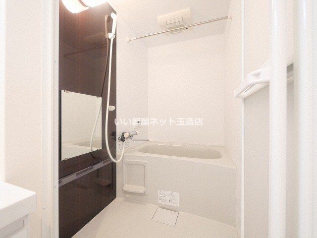 近くのファミリーマート 巽中四丁目店まで415m（徒歩6分）
