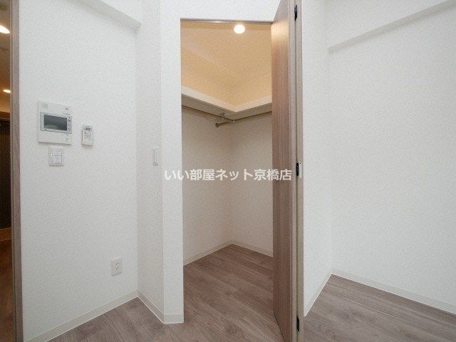 近くのファミリーマート 上本町西一丁目店まで304m(徒歩4分)