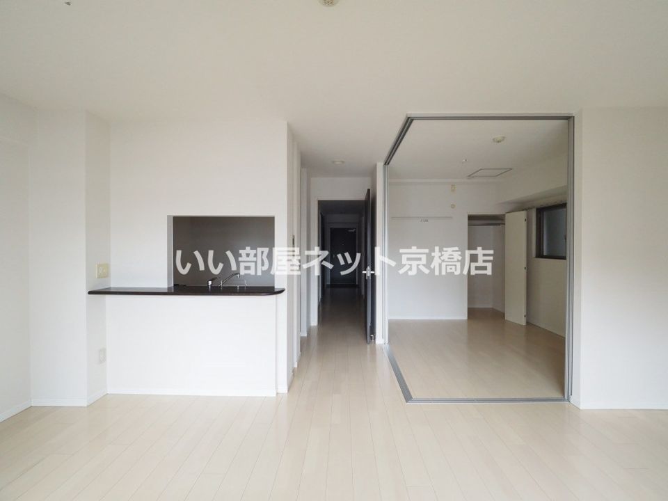 近くのファミリーマート 上本町西一丁目店まで435m(徒歩6分)