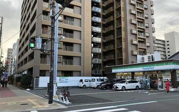 近くのファミリーマート 深江橋駅前店まで228m(徒歩3分)