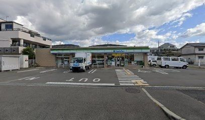 近くのファミリーマート真美ヶ丘二丁目まで880m（徒歩11分）