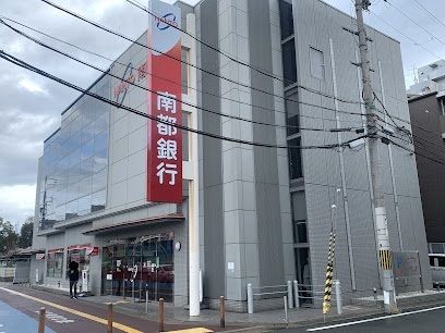 近くの南都銀行 真美ケ丘支店まで9m（徒歩1分）