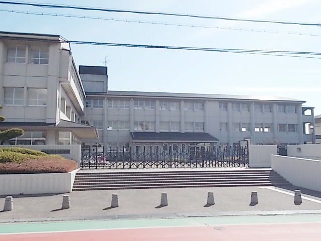 近くの桜井市立桜井西小学校まで550m（徒歩7分）