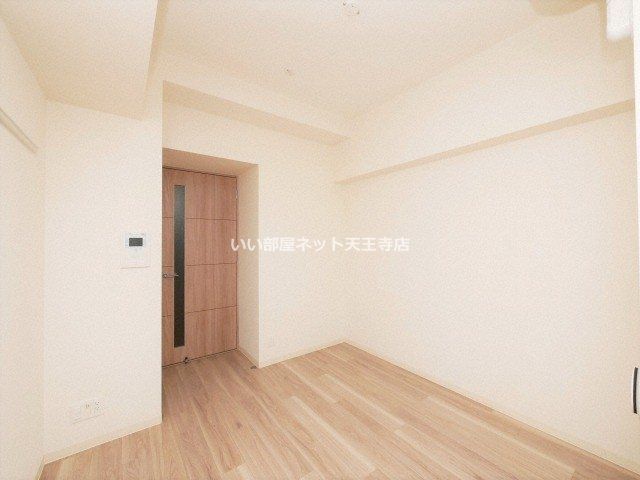 近くのファミリーマート MYS大国町駅前店まで298m(徒歩4分)