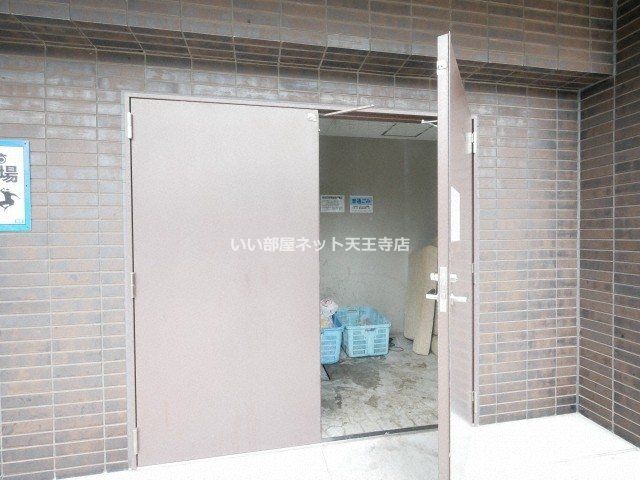 近くのローソンストア100 LS大国町駅前店まで188m（徒歩3分）