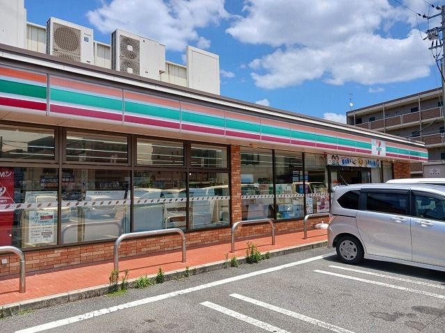 近くのセブンイレブン小阪本町2丁目店まで180m（徒歩3分）
