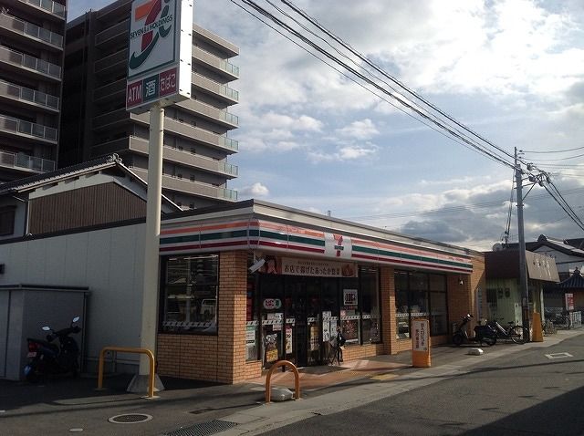 近くのコンビニまで220m(徒歩3分)