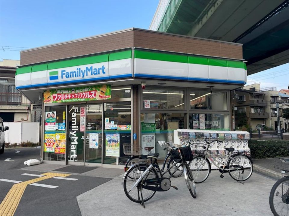 近くのファミリーマート 中宮店まで90m(徒歩2分)