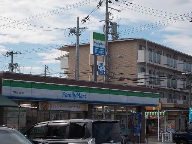 近くのファミリーマート様まで300m（徒歩4分）